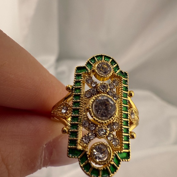 Elegant Gold and Green Statement Ring - Picture 4 of 8